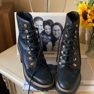 Beautiful Tory Burch shoes on my items have received five stars !!!